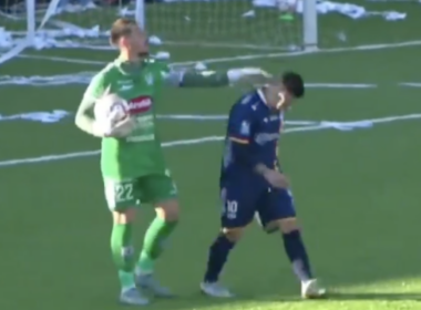 Darío Melo dándole un manotazo a un rival.
